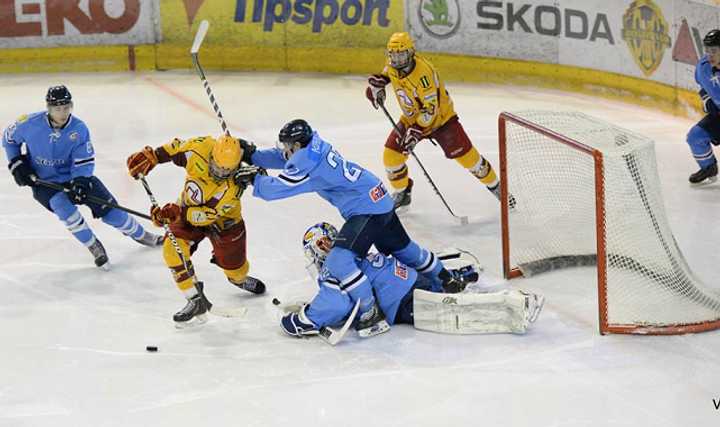 Začína juniorské semifinále, Dukla cestuje do Bratislavy